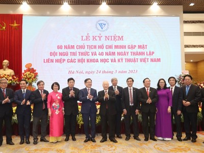 Tổng Bí thư Nguyễn Phú Trọng và đại diện Liên hiệp các Hội Khoa học và Kỹ thuật Việt Nam và các trí thức.
