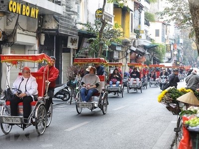 Đoàn khách du lịch quốc tế tham quan phố cổ Hà Nội. (Ảnh: Minh Quyết/TTXVN).