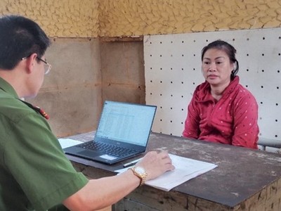 Bị can Nguyễn Thị Thu Hoàn tại cơ quan điều tra. (Nguồn: Công an Điện Biên).