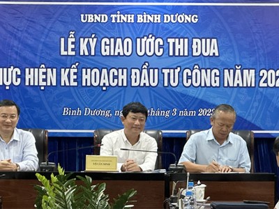 Ông Võ Văn Minh (ngồi giữa), Chủ tịch UBND tỉnh Bình Dương ký kết bản giao ước thi đua thực hiện kế hoạch Kl99ok phiên bản mới công năm 2023 với 31 chủ Kl99ok phiên bản mới.