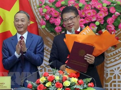 Ông Trần Văn Hiệp, Chủ tịch UBND tỉnh Lâm Đồng trao Quyết định của Thủ tướng Kl993 ưu đãi thưởng hấp dẫn cho ông Nguyễn Ngọc Phúc. (Ảnh: Chu Quốc Hùng/TTXVN).