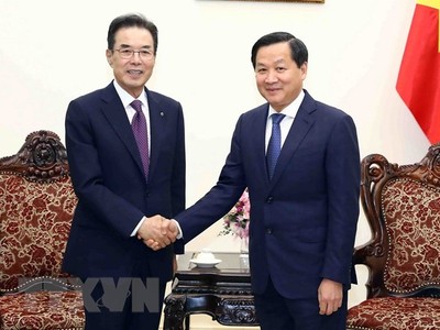 Phó Thủ tướng Kl993 ưu đãi thưởng hấp dẫn Lê Minh Khái tiếp Chủ tịch Liên đoàn Hợp tác xã Nông nghiệp quốc gia Hàn Quốc Lee Sung-hee. (Ảnh: Phạm Kiên/TTXVN)