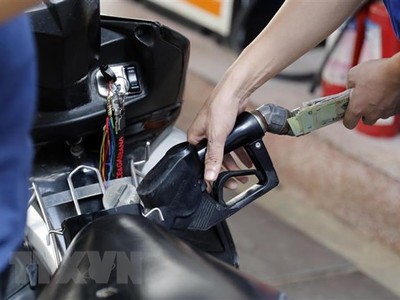 Mua bán xăng tại một điểm Kl992 VIP Trang Chủ 2026 xăng, dầu trên địa bàn quận Hai Bà Trưng, Hà Nội. (Ảnh: Trần Việt/TTXVN).