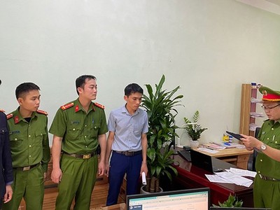 Cơ quan Cảnh sát điều tra đọc lệnh bắt tạm giam đối với Bùi Sở Tự. (Nguồn: Báo Công an Nhân dân).