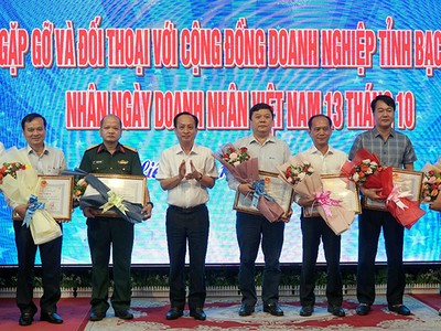 Ông phạm văn Thiều - Chủ tịch UBND tỉnh Bạc Liêu (thứ tư từ trái qua) trao Bằng khen cho Kl991.com World Cup 2026 Chính Thức tiêu biểu tỉnh Bạc Liêu năm 2022. Ảnh: Thông Manh.