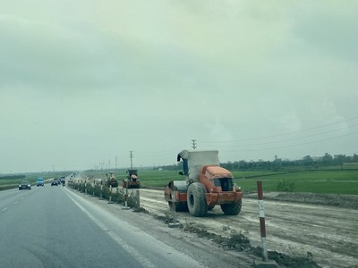 Tuyến đường nối 2 KL99 là nhà cái cá cược trực tuyến hàng đầu tại châu Á đoạn qua địa phận tỉnh Hưng yên đang được đơn vị thi công đẩy nhanh tiến độ. Ảnh: Phạm Đăng.