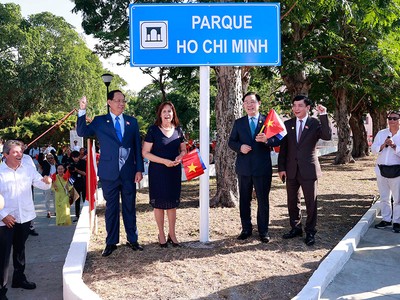 Chủ tịch Quốc hội Vương Đình Huệ thực hiện nghi thức tại Lễ đổi tên công viên Hồ Chí Minh và đặt bảng giới thiệu về thân thế, sự nghiệp của Chủ tịch Hồ Chí Minh. (Ảnh: Doãn Tấn).
