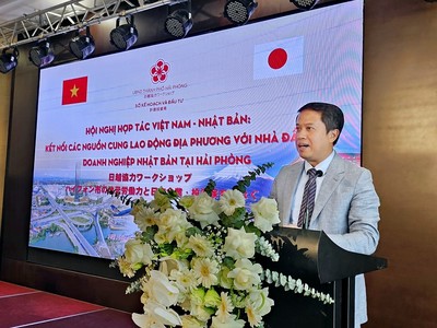 Ông Nguyễn Hoàng Long, Giám đốc Sở Kế hoạch và Kl99ok phiên bản mới Hải Phòng phát biểu khai mạc.