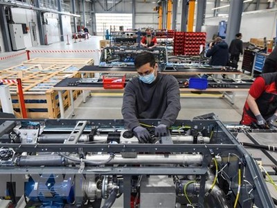 Công nhân làm việc tại một nhà máy ở Herten, Đức. (Ảnh: AFP/TTXVN)
