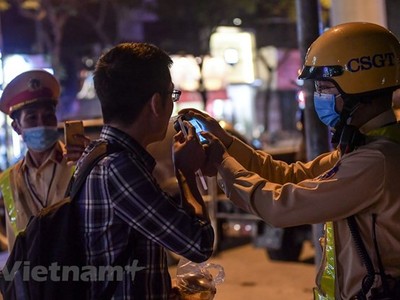 Kiểm tra nồng độ cồn của lái xe. (Nguồn: Vietnam+)