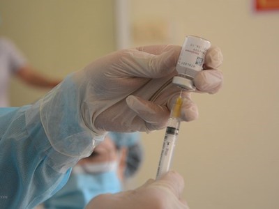 Cận cảnh lấy vaccine ngừa COVID-19. (Ảnh: Văn Dũng/TTXVN)