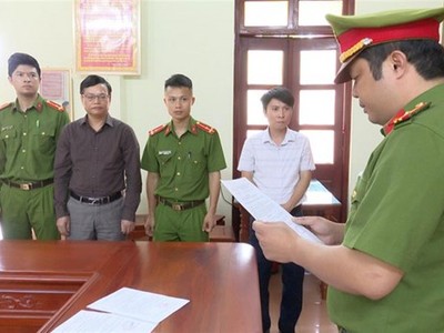 Cơ quan Cảnh sát điều tra Công an tỉnh Lai Châu thi hành Lệnh bắt bị can để tạm giam đối với Nguyễn Thanh Trì (áo sẫm màu). (Nguồn: Cổng thông tin điện tử Bộ Công an)