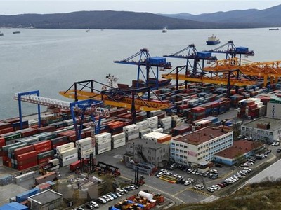 Cảng hàng hóa Vladivostok ở vùng viễn Đông nước Nga. (Ảnh: AFP/TTXVN)
