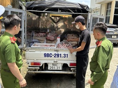 Số sản phẩm động vật không có nguồn gốc và đang bốc mùi hôi thối có số lượng gần 1 tấn. (Nguồn: Báo Bắc Giang)