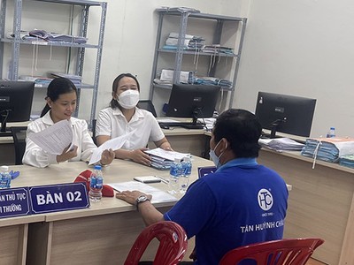 Người dân huyện Hóc Môn làm thủ tục nhận tiền bồi thường giải phóng mặt bằng đường Vành đai 3, TP.HCM. Ảnh: Lê Quân.