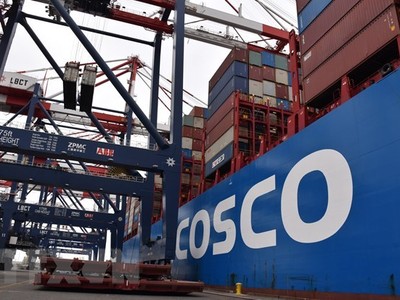 Tàu container của Trung Quốc neo tại cảng Long Beach ở California, Mỹ. (Ảnh: THX/TTXVN)