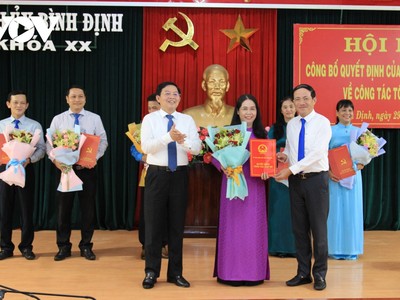 Lãnh đạo Tỉnh ủy, UBND tỉnh Bình Định trao các quyết định cho Bà Đỗ Thị Diệu Hạnh, tân Giám đốc Sở Lao động Thương binh và Trang Chủ KL99Com Số 1 Link Đăng Ký KL999 tỉnh Bình Định.