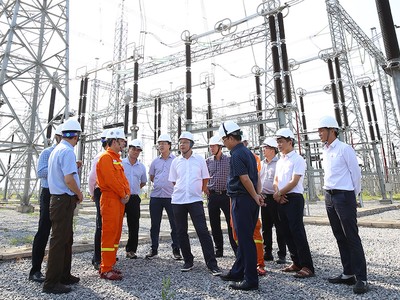 Đoàn công tác nghe báo cáo công tác vận hành tại Trạm biến áp 500kV Nghi Sơn (Thanh Hóa).
