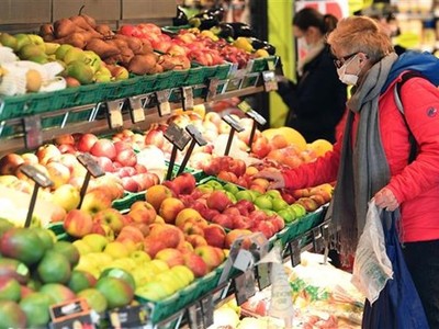 Người dân mua sắm tại siêu thị ở Vienna (Áo). (Ảnh: AFP/TTXVN)