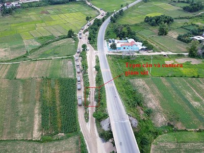 Sau khi “no” cát, đoàn xe lách qua trạm cân và camera giám sát bằng lối cho các xe vào mỏ cát.