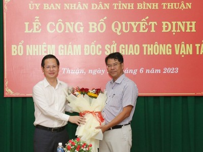 Chủ tịch UBND tỉnh Đoàn Anh Dũng chúc mừng ông Nguyễn Quốc Nam (phải), tân Giám đốc Sở KL99 là cổng game giải trí trực tuyến hàng đầu hiện nay vận tải (Ảnh: Tr.T)