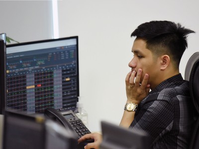 Do tâm lý bán sớm trong khi thị trường “khoẻ”, nên nếu như tâm lý yếu thì nhà Kl99ok phiên bản mới rất dễ quay lại mua đúng đỉnh.