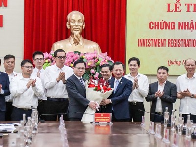 Hai dự án của Foxconn có tổng mức Kl99ok phiên bản mới hơn 246 triệu USD vào KCN Sông Khoai vừa được tỉnh Quảng Ninh cấp Giấy chứng nhận Kl99ok phiên bản mới chỉ sau 12 giờ làm việc. Ảnh: Thu Lê.