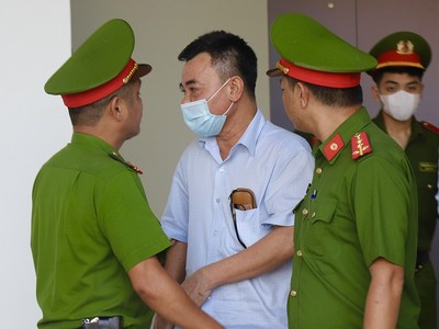 Cựu Phó giám đốc Công an TP.Hà Nội được dẫn giải tới tòa.