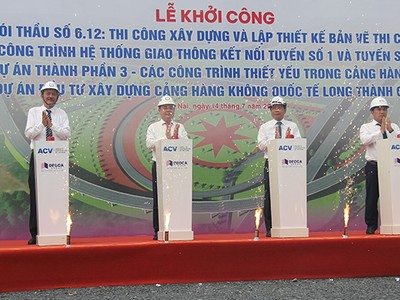 Lãnh đạo ACV và tỉnh Đồng Nai nhấn nút khởi công xây dựng 2 tuyến đường kết nối vào sân bay Long Thành. Ảnh: Lê Quân.