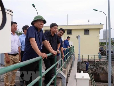 Ông Nguyễn Đức Thọ, Phó chủ tịch UBND thành phố Hải Phòng (đứng thứ nhất từ trái sang) đang thị sát công tác phòng chống bão số 1. (Ảnh: Hoàng Ngọc/TTXVN)