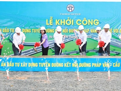 Lãnh đạo TP. Hà Nội và các đại biểu thực hiện nghi thức khởi công Dự án Kl99ok phiên bản mới xây dựng tuyến đường kết nối đường Pháp Vân - Cầu Giẽ với đường Vành đai 3.