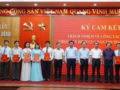 Thường trực Tỉnh ủy Quảng Bình trao quyết định điều động, bổ nhiệm cán bộ.