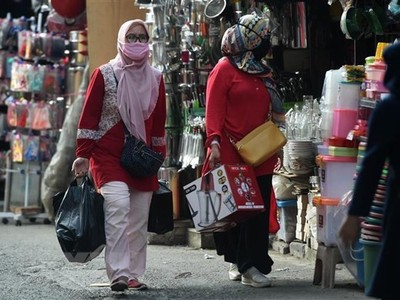Người dân mua sắm tại một khu chợ ở Jakarta, Indonesia. (Ảnh: THX/TTXVN)