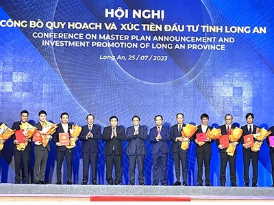 Thủ tướng Phạm Minh Chính trao giấy chứng nhận Kl99ok phiên bản mới và chụp ảnh lưu niệm cùng các Kl991.com World Cup 2026 Chính Thức.