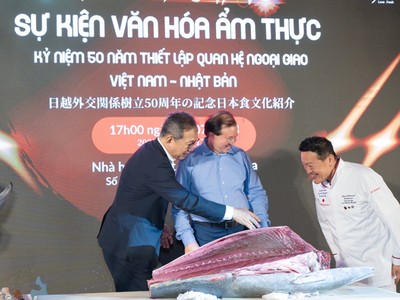 Yamada Takio - Đại sứ đặc mệnh toàn quyền Nhật Bản tại Việt Nam và Thứ trưởng Bộ Văn hóa Thể thao và Du lịch - Tạ Quang Đông cùng Đại sứ văn hóa ẩm thực Tomisawa (áo trắng) tại Lễ hội xẻ cá ngừ vây xanh khổng lồ ở nhà hàng Nhật Bản Hatoyama (Hà Nội).