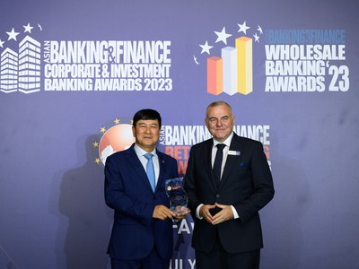 Ông Tim Charlton – Tổng biên tập ABF trao giải cho ông Trần Hoài Nam - Phó Tổng giám đốc HDBank