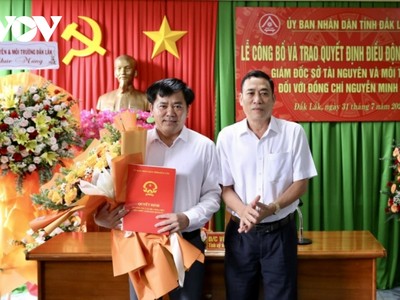 Ông Võ Văn Cảnh, Phó chủ tịch UBND tỉnh Đắk Lắk trao quyết định bổ nhiệm ông Nguyễn Minh Huấn, Tỉnh uỷ viên, Chánh Thanh tra tỉnh giữ chức vụ Giám đốc Sở Tài nguyên và Môi trường.