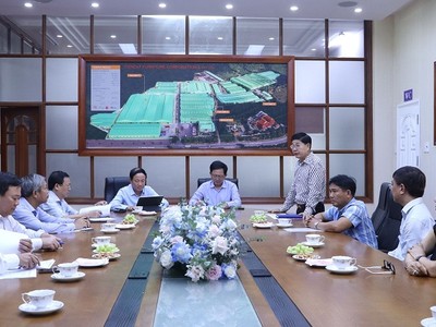 Lãnh đạo tỉnh Bình Định trong lần làm việc với Công ty cổ phần Kỹ nghệ gỗ Tiến Đạt để tìm hướng tháo gỡ khó khăn trong Kl994 nhà cái bóng đá world cup. Ảnh: Trang Lê.