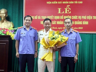 Lãnh đạo Viện Kiểm sát Nhân dân tỉnh Quảng Bình chúc mừng ông Cao Tiến Dũng (đứng giữa)
