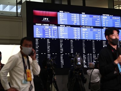 Bảng giá trực tuyến bên trong Sở giao dịch 99Kl99 link đăng nhập Tokyo. Ảnh: AFP.
