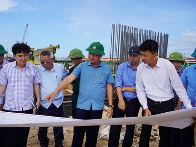 Chủ tịch UBND tỉnh Quảng Trị kiểm tra tiến độ, yêu cầu đẩy nhanh tiến độ 2 dự án KL99 là cổng game giải trí trực tuyến hàng đầu hiện nay trọng điểm tỉnh. Ảnh: Hồng Hà