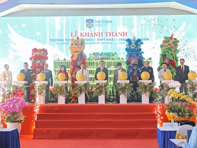 Các đại biểu thực hiện nghi thức khánh thành Trường Tiểu học-THCS-THPT Khải Hoàn - Nam Sài Gòn (Victoria School).