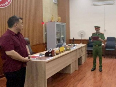 Đọc lệnh bắt Bùi Tú Cao, Giám đốc Trung tâm Văn hóa-Điện ảnh tỉnh Hòa Bình. (Nguồn: Công an cung cấp)