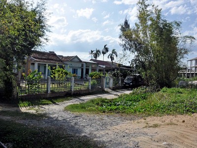 Những hộ dân tại tổ 7 (khối phố Viêm Minh, phường Điện Ngọc) đang mắc kẹt tại Dự án Tuyến đường ĐT 603 nối dài. Ảnh: Hoàng Anh.