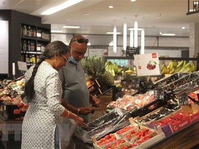 Người tiêu dùng mua sắm tại một siêu thị ở Frankfurt, Đức. (Ảnh: THX/TTXVN)