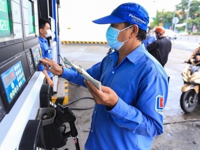 Dự báo, trong kỳ điều hành ngày mai, giá xăng trong nước có thể tăng từ 350-550 đồng/lít.