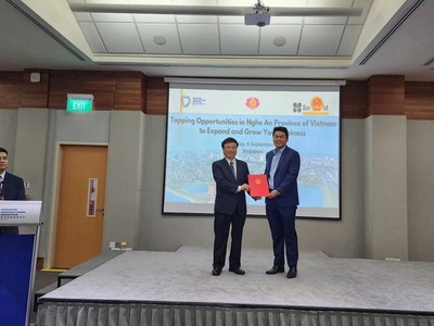 Phó chủ tịch UBND tỉnh Nghệ An Bùi Đình Long trao Giấy chứng nhận đăng ký Kl99ok phiên bản mới cho Giám đốc điều hành Kl994 game bài casino hấp dẫn Soilbuild Group Holdings Pte.