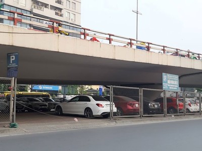 Điểm trông giữ xe gầm cầu vượt Ngã Tư Vọng đường Giải Phóng. Ảnh: H.La/VOV.