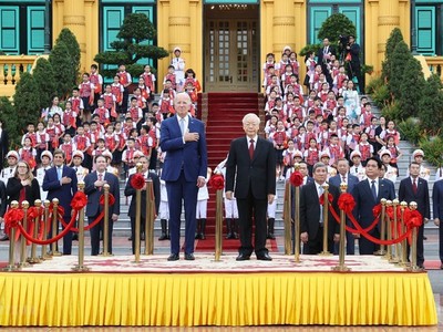 Lễ đón chính thức Tổng thống Hoa Kỳ Joe Biden được tổ chức trọng thể tại Phủ Chủ tịch theo nghi thức cao nhất dành cho nguyên thủ quốc gia. Tổng Bí thư Nguyễn Phú Trọng chủ trì Lễ đón. Ảnh: VGP