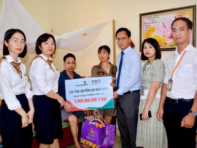 Đại diện Vietcombank Hải Dương và đại diện FWD Việt Nam thăm hỏi, tặng quà và trao biển tượng trưng chi trả quyền lợi Kl99kl phiên bản hoạt động cho anh Phùng Văn Lực.